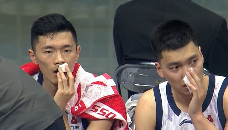开云官网-复刻CBA名场面！场边陈林坚和陈培东同时拿纸巾擦拭血迹