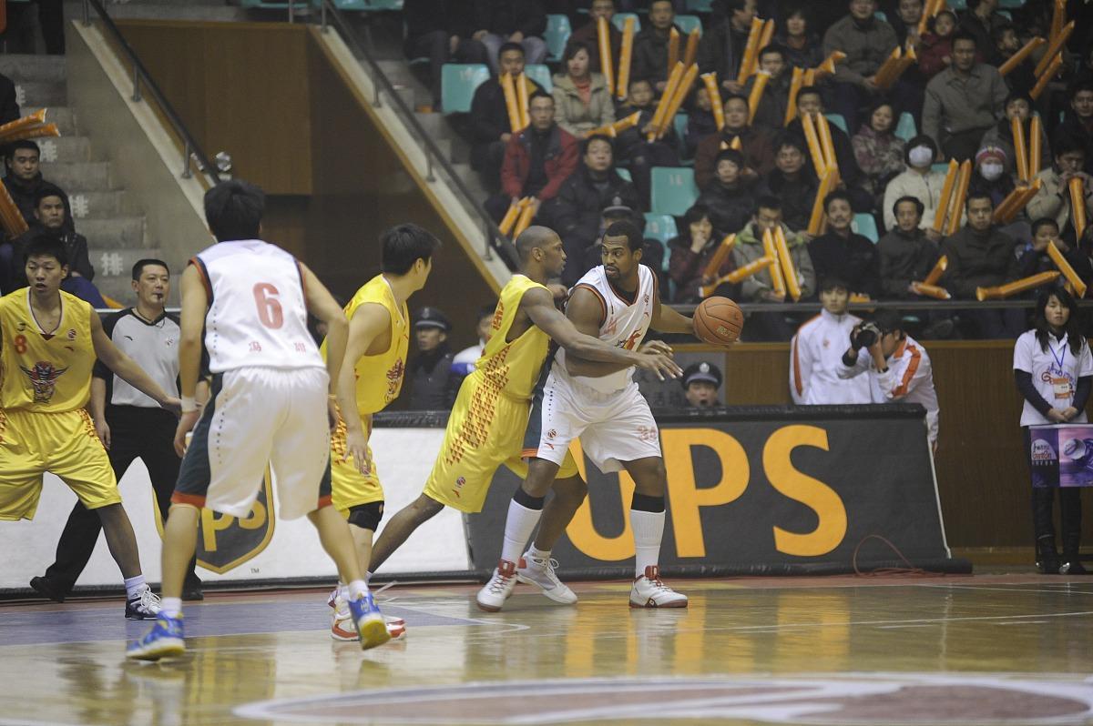 开云体育官网-爱德华兹杀疯了！41分+5抢断打崩灰熊：第三节3记三分直接改写剧本